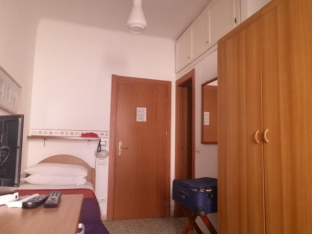 ليريسي Albergo Nettuno الغرفة الصورة